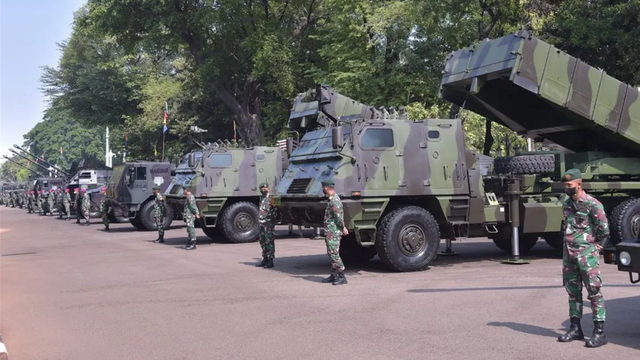 Sejumlah petugas menyiapkan kendaraan tempur untuk mempersiapkan HUT ke-76 TNI. Foto: Instagram / @puspentni