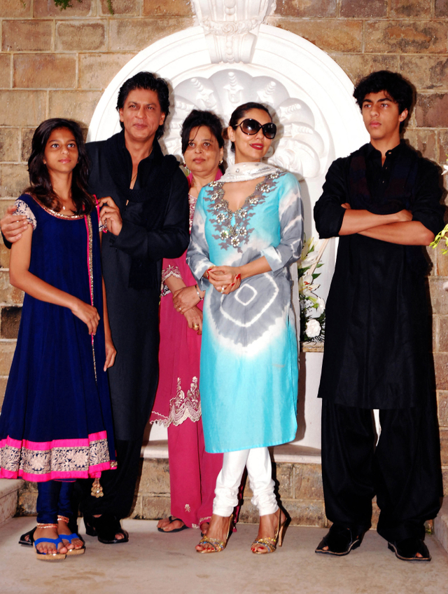 Aktor Bollywood India Shah Rukh Khan (kedua dari kiri), berfoto bersama keluarganya (kiri ke kanan); putri Suhana, saudari Shehnaz, istri Gauri Khan dan putra Aryan Khan. Foto: AFP/STR