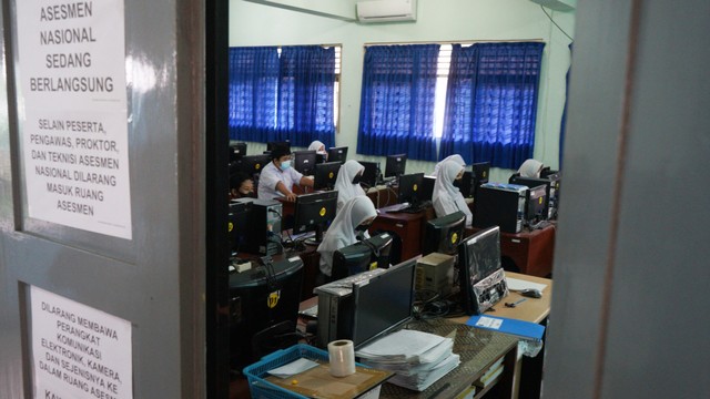 Pelajar kelas VIII Sekolah Menengah Pertama (SMP) mengikuti pelaksanaan Asesmen Nasional Berbasis Komputer (ANBK) 2021 di SMP N 11 Yogyakarta. Foto:  ANTARA FOTO/Andreas Fitri Atmoko