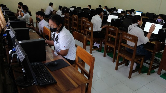 Siswa kelas VIII mengerjakan soal saat mengikuti Asesmen Nasional Berbasis Komputer (ANBK) 2021 di SMP Negeri 10 Denpasar, Bali. Foto: ANTARA FOTO/Nyoman Hendra Wibowo