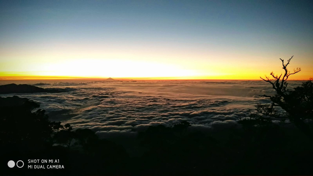  Pemandangan Sunrise di puncak gunung Cikuray, Garut, Jawa Barat. Foto: Febryanto Sidabariba