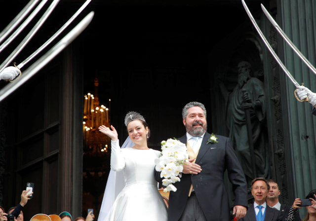 Grand Duke George Mikhailovich Romanov dan Victoria Romanovna Bettarini meninggalkan Katedral St. Isaac setelah upacara pernikahan. Foto: REUTERS/Anton Vaganov