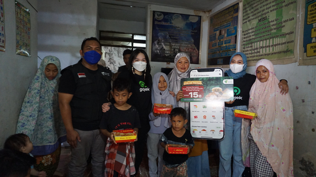 Bantu Kecukupan Gizi Anak Yatim, DD Sulsel dan Gojek Makassar Sedekah Makanan