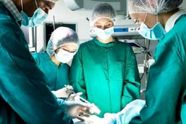 Ilustrasi tim dokter melakukan operasi bedah. Foto: Shutterstock. 