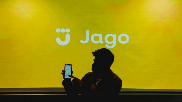 Petugas tengah menjelaskan cara penggunaan aplikasi Bank Jago. Foto: ANTARA/HO-Bank Jago