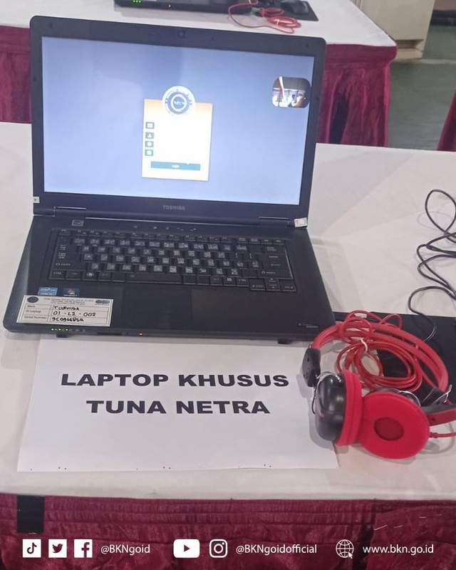 Fasilitas laptop untuk peserta CPNS Disabilitas, Tuna Netra. Foto: BKN