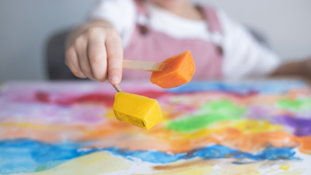 Ide Bermain dan Belajar Anak di Rumah: Melukis dengan Es Batu Foto: Shutterstock