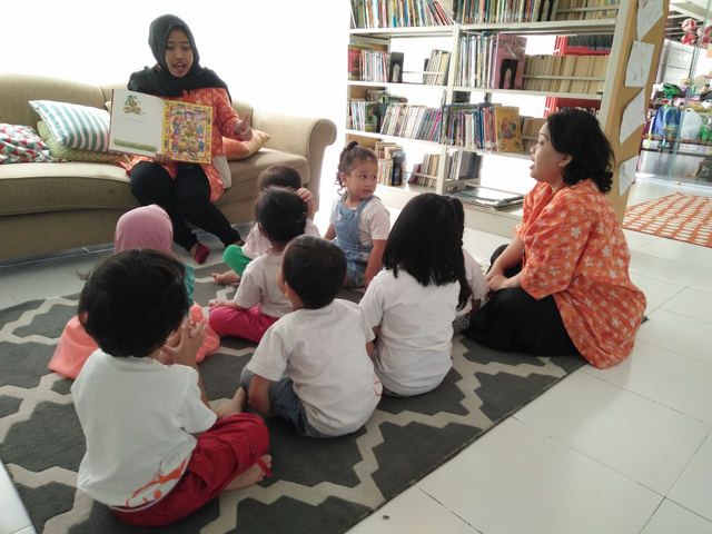Kegiatan literasi di Sekolah Cikal Surabaya sebelum pandemi. Foto: Dok. Sekolah Cikal Surabaya 