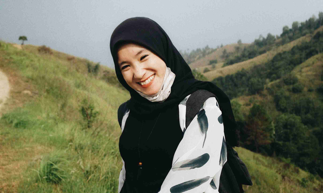 Ilustrasi warna jilbab netral untuk kulit sawo matang. Sumber: pexels