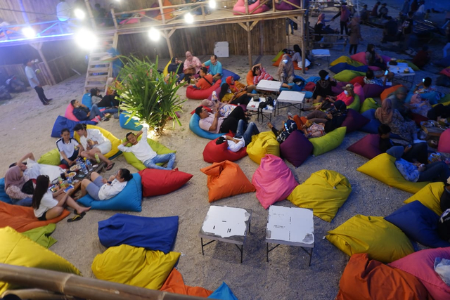 Bersantai di Pantai Sembari Kulineran Ala Cafe Sebalang Space Lampung Selatan (2)