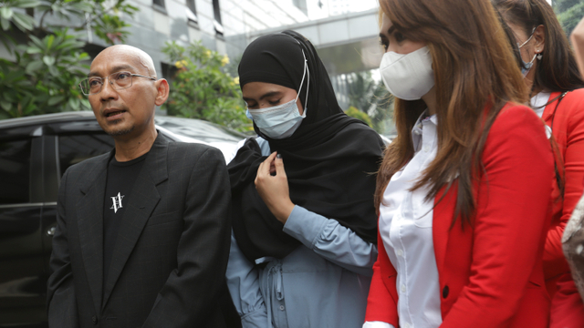Marlina Octoria Kawuwung jalani pemeriksaan di Polda Metro Jaya terkait laporan terhadap ayah Taqy Malik, Mansyardin Malik, Senin, (4/10). Foto: Ronny
