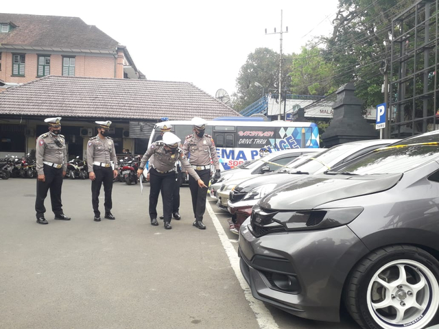 Belasan mobil terparkir di halaman Mapolresta Malang Kota akibat mengikuti balap liar. istimewa