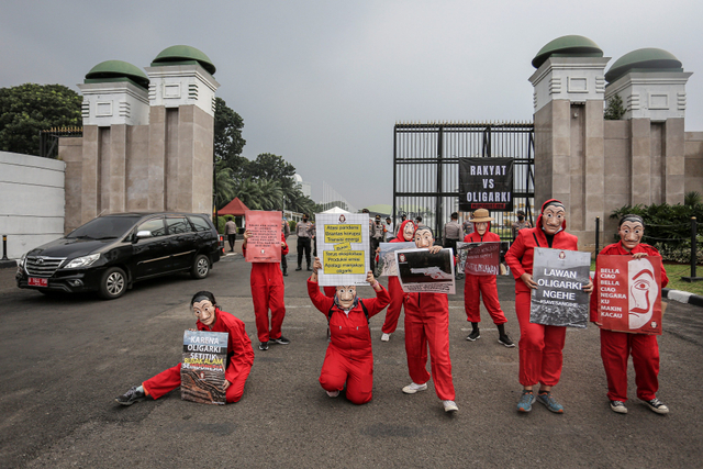 Aktivis yang tergabung dalam gerakan 'People Heist' melakukan unjuk rasa di depan gedung DPR, Senayan, Jakarta, Senin (4/10/2021). Foto: Dhemas Reviyanto/Antara Foto