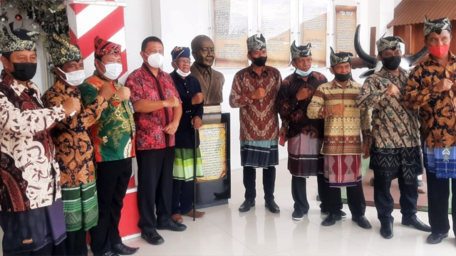 Masyarakat Adat Desa Toruakat Kecamatan Dumoga Timur, Kabupaten Bolaang Mongondow (Bolmong), saat menyampaikan pernyataan sikap di kantor DPRD Sulawesi Utara