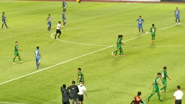 Pertandingan Hizbul Wathan FC (hijau) melawan PSIM Yogyakarta (biru) di Stadion Manahan Solo, Senin (04/10/2021). FOTO: Agung Santoso