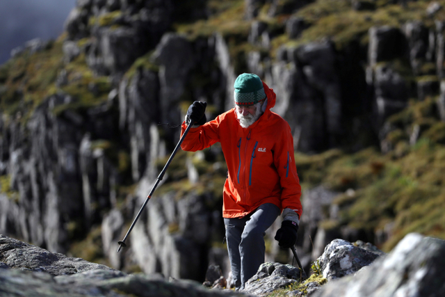 Pendaki Nick Gardner menaiki Buachaille Etive Mor di Skotlandia. Foto: Russell Cheyne/REUTERS