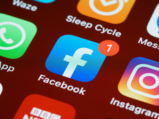 Saat Facebook, Instagram, Whatsapp down, pihak Facebook memberi pernyataan di Twitter, dan warganet Indonesia minta maaf ke IndiHome. Sumber : Unsplash/Brett Jordan