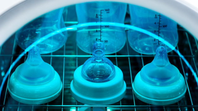 UV Sterilizer untuk Bersihkan Peralatan Bayi. Foto: Shutterstock