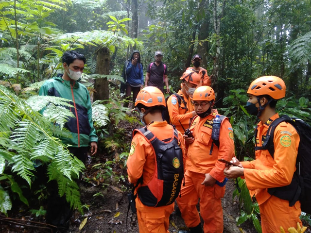 Proses evakuasi pendaki Gunung Agung yang sempat hilang karena kelelahan - IST