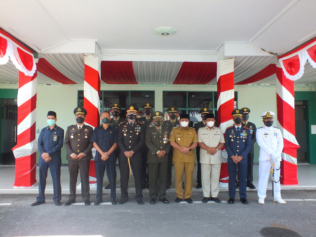 Foto bersama dalam rangka HUT ke-76 TNI di Kodim1014/pbn. Foto: IST