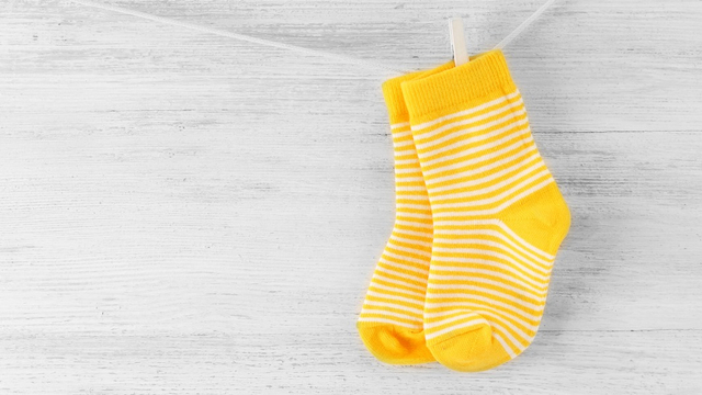 Para ahli memiliki pendapat berbeda soal pemakaian kaus kaki pada bayi. Foto: Shutterstock