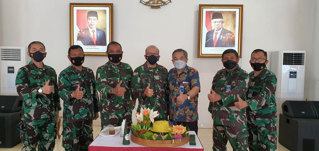 Gubernur Akademi Angkatan Udara Marsda TNI Nanang “Scorpio” Santoso (no 3 dari kiri) dan Wagub AAU Marsma TNI Palito "Flicker" Sitorus (no 4 dari kiri) didampingi staf bersama Dr Aqua Dwipayana (no 3 dari kanan).