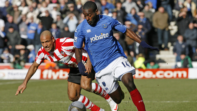 Striker Portsmouth asal Quincy Owusu-Abeyie (kanan) bersaing dengan bek Southampton Inggris Wayne Thomas (kiri). Foto: Glyn Kirk/AFP