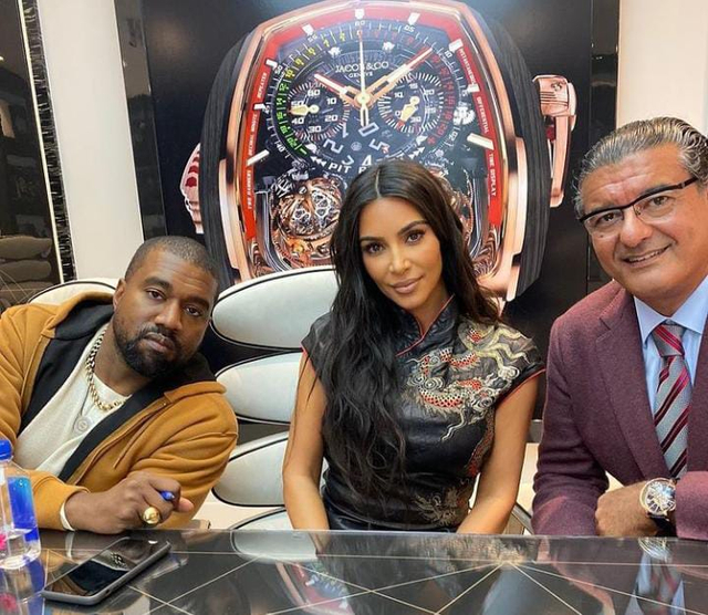 Jacob Arabo bersama Kanye West dan Kim Kardashian (Foto: Instagram @jacobarabo)