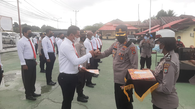 Berhasil Tangkap DPO Penyerangan Posramil Kisor, 14 Polisi Dapat Penghargaan (2)