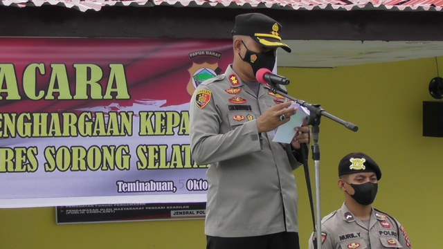 Berhasil Tangkap DPO Penyerangan Posramil Kisor, 14 Polisi Dapat Penghargaan (1)