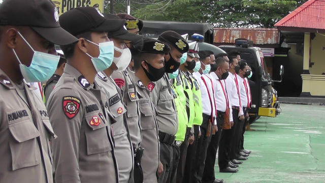 Berhasil Tangkap DPO Penyerangan Posramil Kisor, 14 Polisi Dapat Penghargaan (3)