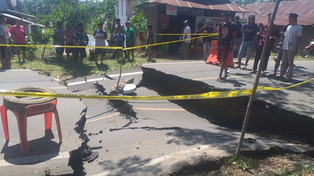 Jalan Trans Sulawesi yang menghubungkan Kabupaten Mamuju dan Majene ambles yang membuat arus lalu lintas terputus. Foto: Dok. Istimewa