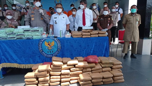 Badan Narkotika Nasional Provinsi (BNNP) Aceh, memusnahkan sebanyak 31 kilogram sabu dari hasil tangkapan jaringan Internasional Malaysia - Aceh.  Foto: Zuhri Noviandi/kumparan