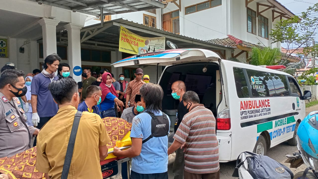 Petugas membawa salah satu korban tewas dalam bentrok dua kelompok petani tebu di perbatasan Majalengka-Indramayu, Senin (4/10/2021). FOTO: Erick Disy/CIREMAITODAY 