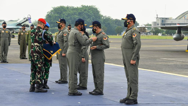 Panglima TNI Beri Wing Penerbang Kehormatan ke Puan, Bamsoet, Sigit, dan Yudo (79391)
