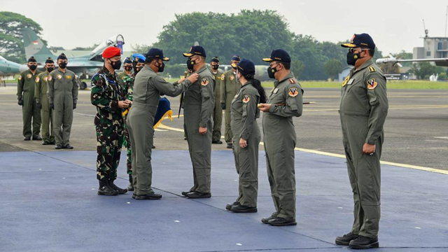 Panglima TNI Beri Wing Penerbang Kehormatan ke Puan, Bamsoet, Sigit, dan Yudo (79389)