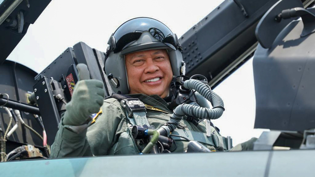Panglima TNI Beri Wing Penerbang Kehormatan ke Puan, Bamsoet, Sigit, dan Yudo (79386)