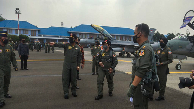 Panglima TNI Beri Wing Penerbang Kehormatan ke Puan, Bamsoet, Sigit, dan Yudo (79388)