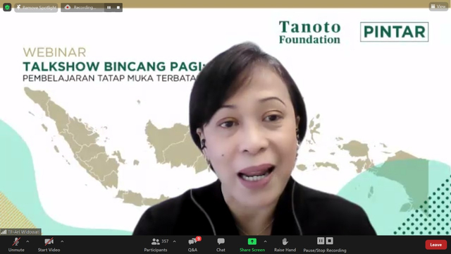 Direktur Pendidikan Dasar Tanoto Foundation M. Ari Widowati ketika membuka acara webinar persiapan pembelajaran tatap muka terbatas.