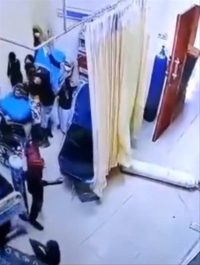 Momen kocak pasien rumah sakit tiba-tiba sembuh dengan berlari kencang saat tabung oksigen jatuh. (Foto: Instagram/@fakta.indo)