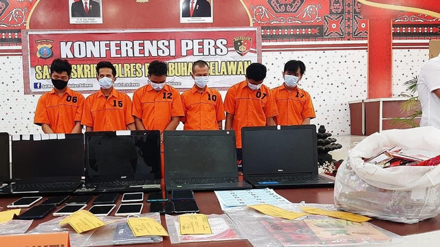 Polisi saat memaparkan kasus pemalsuan data kartu prakerja di Kota Medan. Foto: Dok. Istimewa