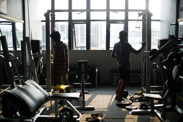 Warga berolahraga di tempat fitness yang sudah boleh dibuka dengan protokol kesehatan yang ketat dan kapasitas maksimal 25 persen Foto: Iqbal Firdaus/kumparan
