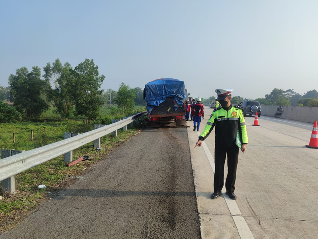 Bantu Truk Mogok, 2 Petugas Jalan Tol Lampung Tewas Kecelakaan Beruntun (1)