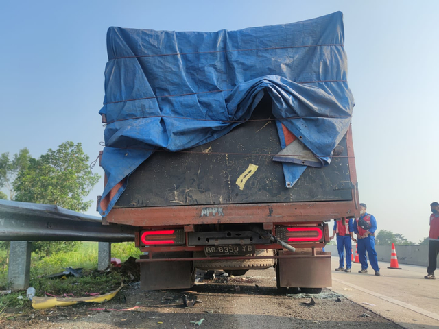 Bantu Truk Mogok, 2 Petugas Jalan Tol Lampung Tewas Kecelakaan Beruntun (3)
