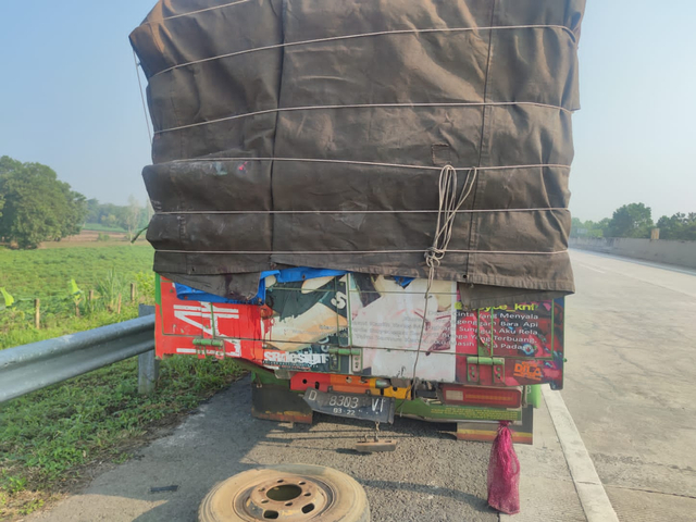 Bantu Truk Mogok, 2 Petugas Jalan Tol Lampung Tewas Kecelakaan Beruntun (2)