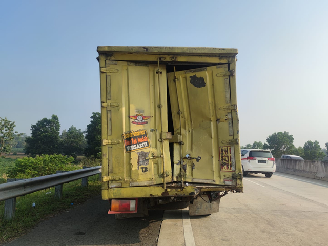 Bantu Truk Mogok, 2 Petugas Jalan Tol Lampung Tewas Kecelakaan Beruntun (4)