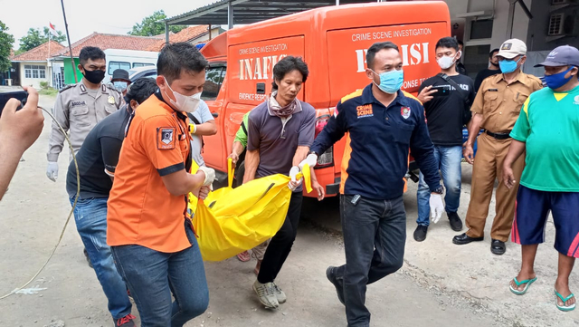 Petugas mengevakuasi korban tewas dalam bentrokan yang melibatkan petani tebu di perbatasan Indramayu-Majalengka. FOTO: Erick Disy/CIREMAITODAY