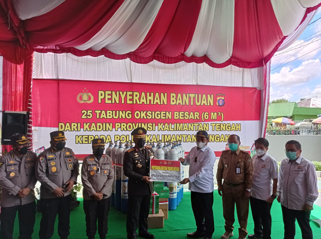 Kapolda Kalteng Irjen Pol Dedi Prasetyo saat menerima secara simbolis bantuan tabung oksigen dari Kadin Kalteng.