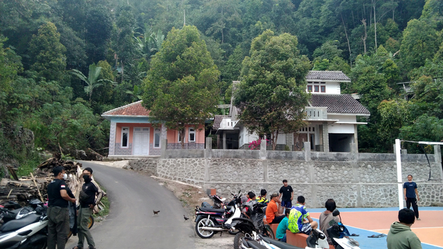 Suasana di Desa Bantaragung, Kecamatan Sindangwangi, Kabupaten Majalengka, Jawa Barat, yang menjadi lokasi penyimpanan 35 kg bahan peledak milik narapidana teroris, Imam Mulyana. FOTO: Erick Disy/CIREMAITODAY