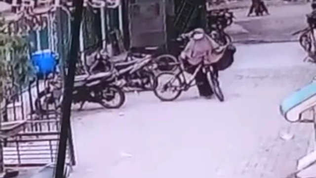 Aksi seorang wanita mencuri sepeda onthel terekam dalam CCTV. (dok istimewa)